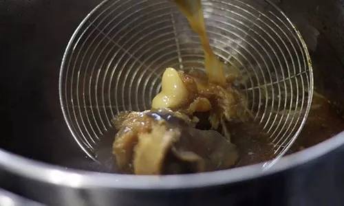 卤菜发黑发酸怎么治,卤菜发黑的原因和解决方法