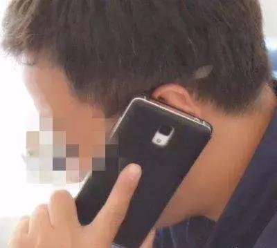 男子骑车被撞路人主动上前帮忙,骑车男子被轿车撞飞居然毫发无伤