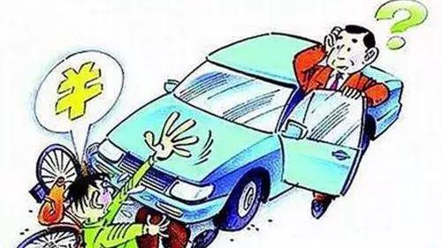 男子骑车被撞路人主动上前帮忙,骑车男子被轿车撞飞居然毫发无伤