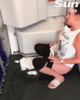 骇人听闻！女乘客当众脱裤，直接在飞机过道上尿尿！男乘客在机上“*飞机打**”！互不认识的乘客机上当众*爱做**做的事……简直刷三观