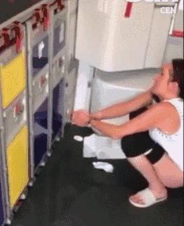 骇人听闻！女乘客当众脱裤，直接在飞机过道上尿尿！男乘客在机上“*飞机打**”！互不认识的乘客机上当众*爱做**做的事……简直刷三观