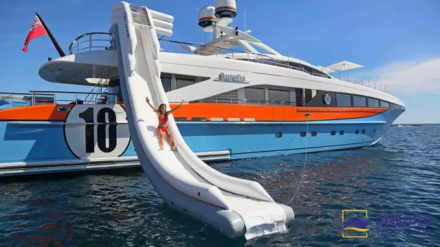 游艇度假中最适合不会游泳的人的几种水上玩具