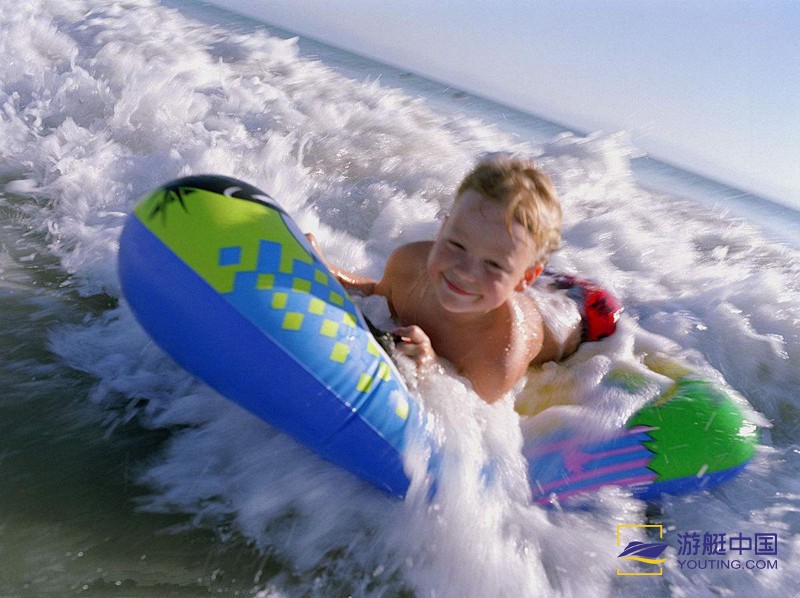 游艇度假中最适合不会游泳的人的几种水上玩具