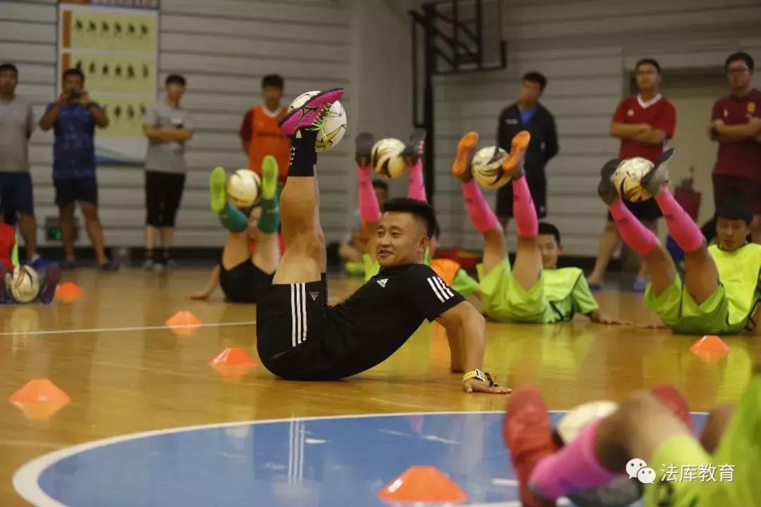 法库东湖二中体育教师屠强在全国青少年校园足球培训班上授课