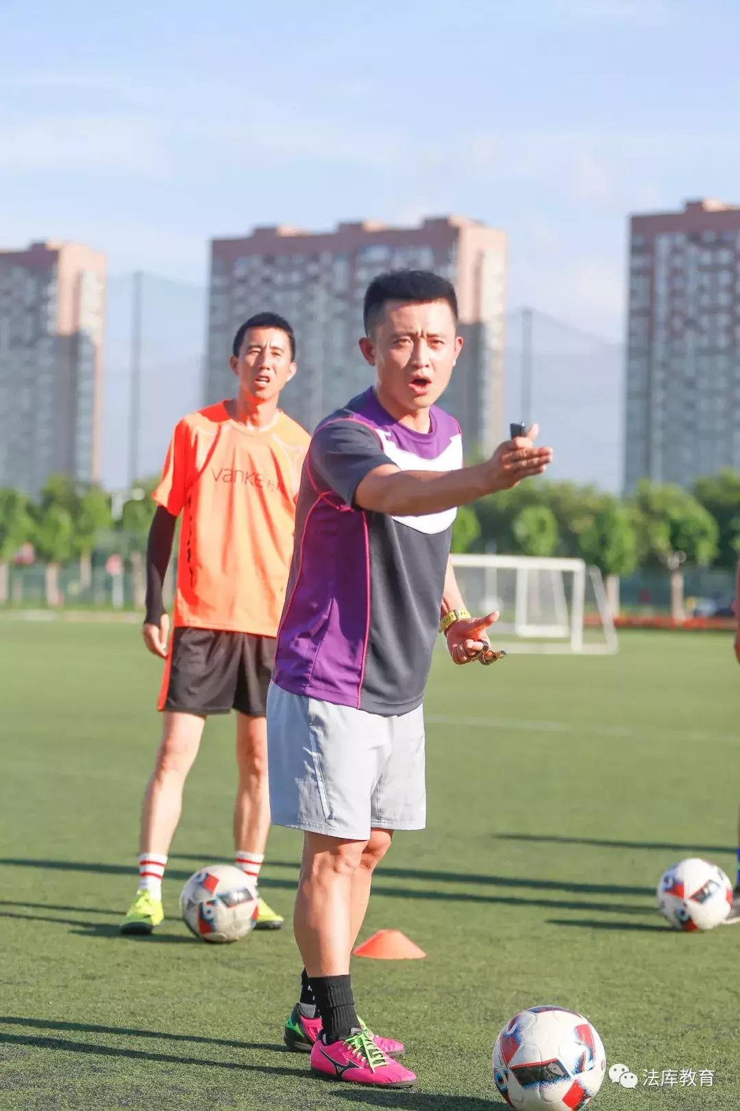 法库东湖二中体育教师屠强在全国青少年校园足球培训班上授课