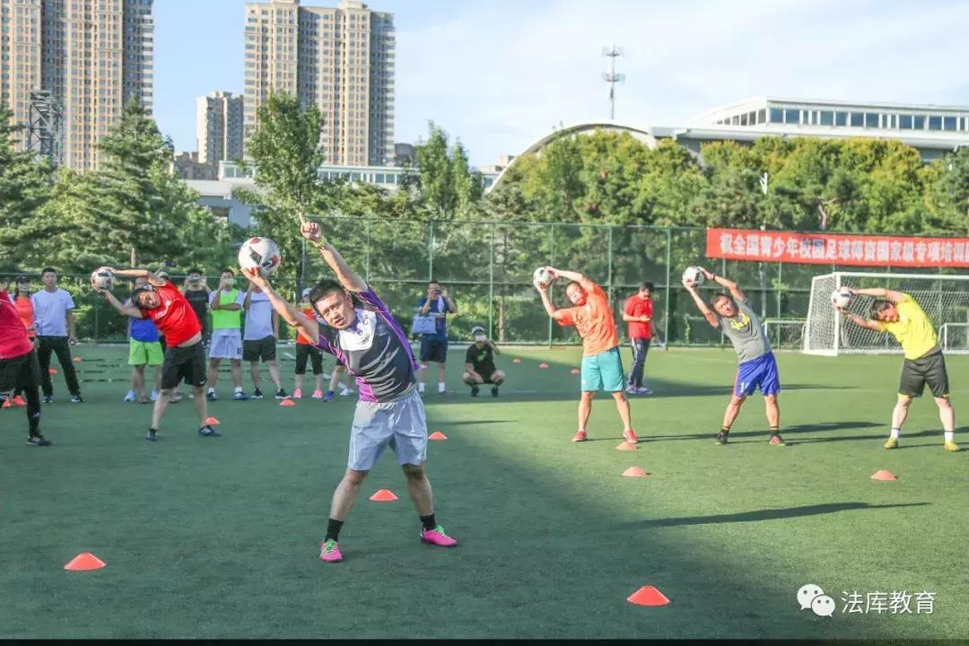 法库东湖二中体育教师屠强在全国青少年校园足球培训班上授课