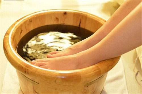 积食发烧可以用艾叶水泡脚吗,艾叶和柚子皮煮水泡脚的功效