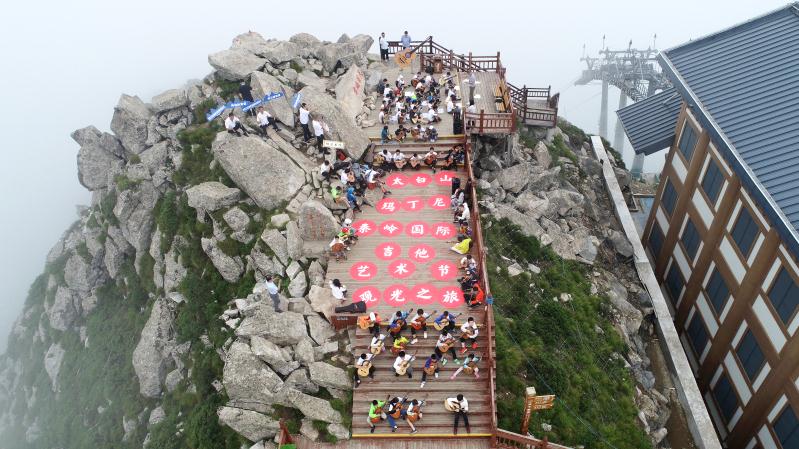 吉他音乐节演出现场,太白山森林音乐会