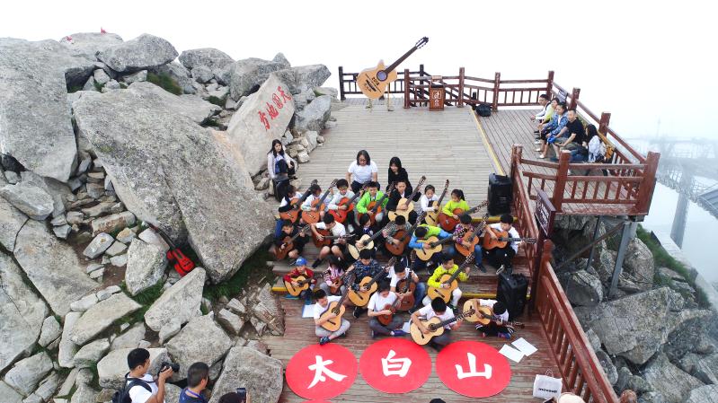 吉他音乐节演出现场,太白山森林音乐会