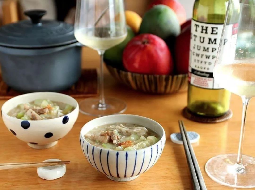 不上班、自由职业、旅行、买买买，她替好多人过上了想要的生活