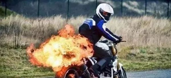 摩托车排气放炮喷火,摩托车排气管放炮是怎么回事