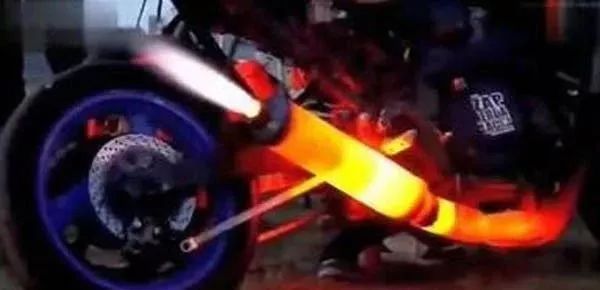 摩托车排气放炮喷火,摩托车排气管放炮是怎么回事