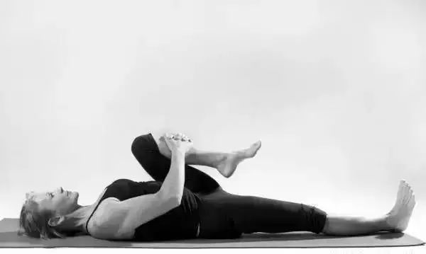 锻炼腰部肌肉时盆骨后侧不舒服,锻炼竖脊肌改善骨盆前倾