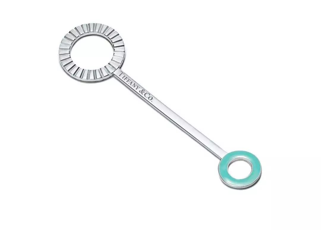 王菲戴的那个1500元回形针不算夸张，蒂芙尼180多年前就在卖镶钻金铅笔了！