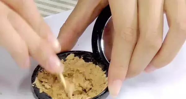 化妆品的小妙招你会了吗,教你一招化妆品永远用不完的方法