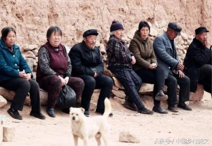 明矾打开了家里所有的灯，跑到路上对着家看着，看着……