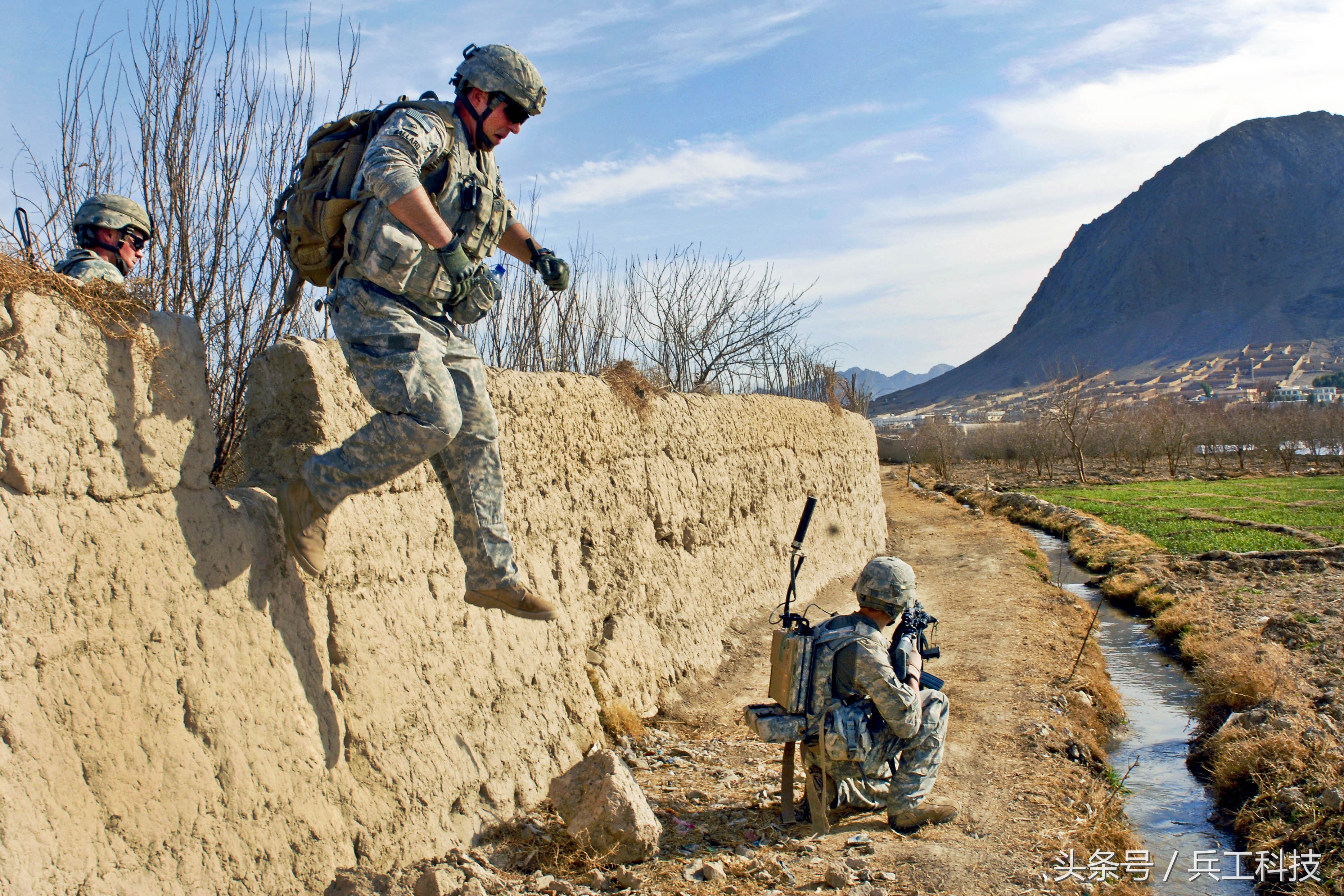 军靴和运动鞋哪个好,军靴和户外运动鞋有啥区别