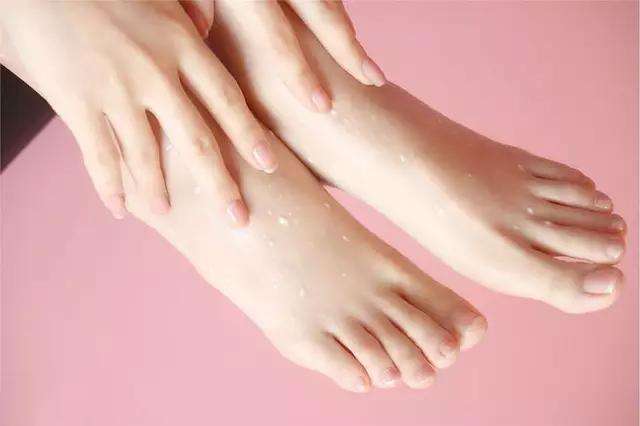 脚上死皮太硬怎么办,脚穿凉鞋都是死皮