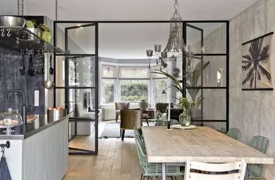 黑色细框玻璃门，朋友来我家参观都拍照发到朋友圈晒，说太漂亮了