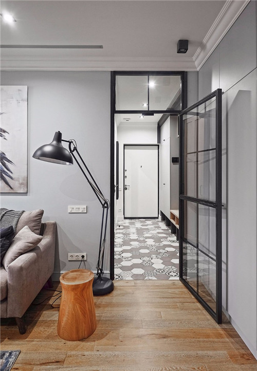 黑色细框玻璃门，朋友来我家参观都拍照发到朋友圈晒，说太漂亮了
