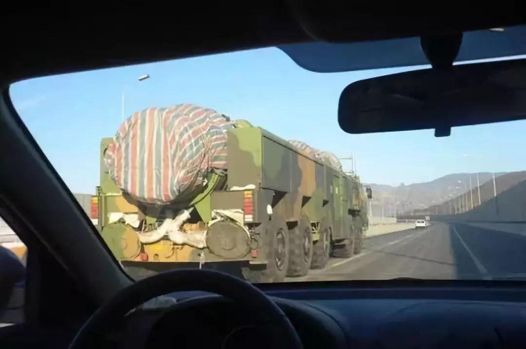 只有先进*器武**才能披三色编制袋！解放军现在还用哪些土法子？