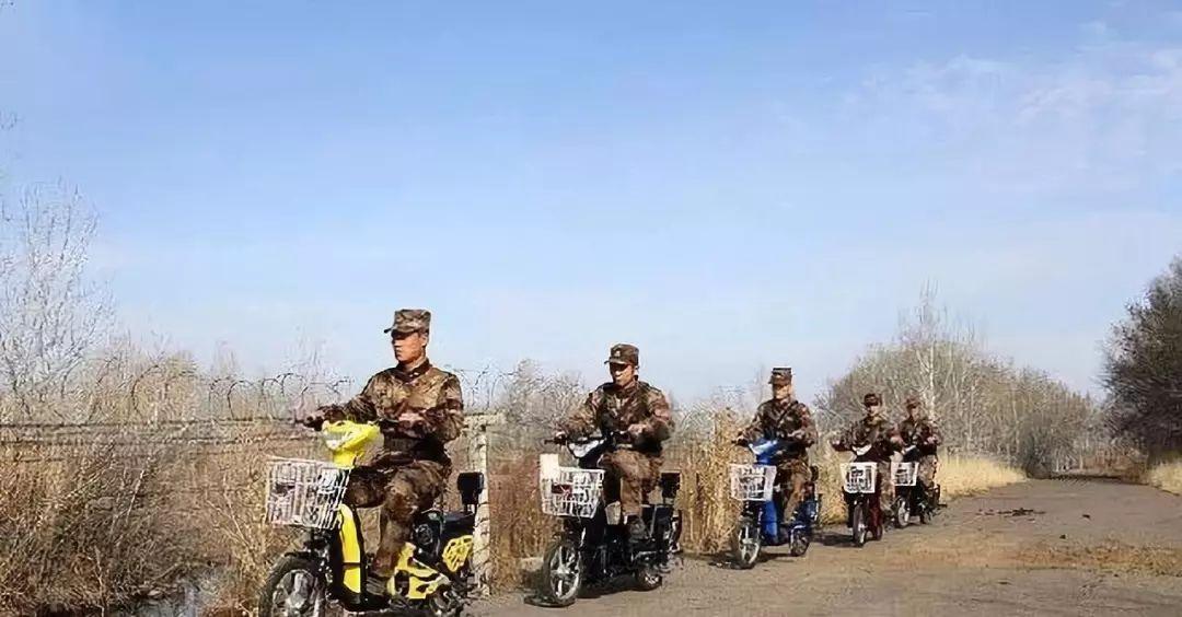 只有先进*器武**才能披三色编制袋！解放军现在还用哪些土法子？