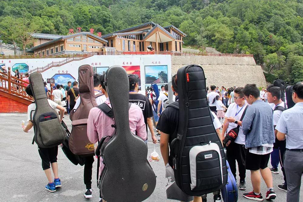 在海拔3511米的秦岭之巅,百名吉他选手为游客送上了一场视听盛宴