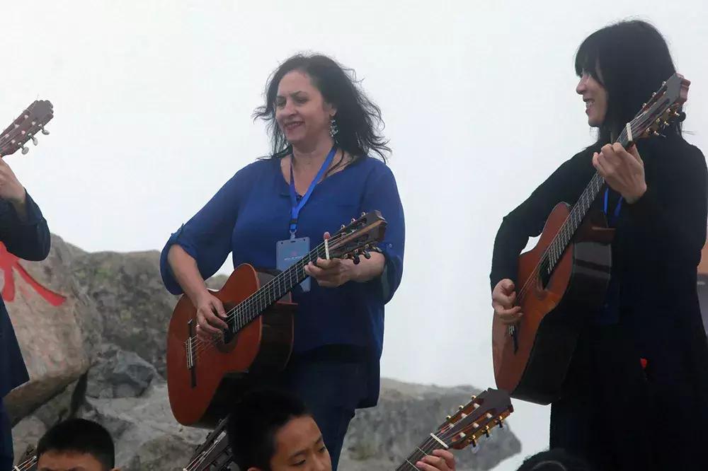 在海拔3511米的秦岭之巅,百名吉他选手为游客送上了一场视听盛宴