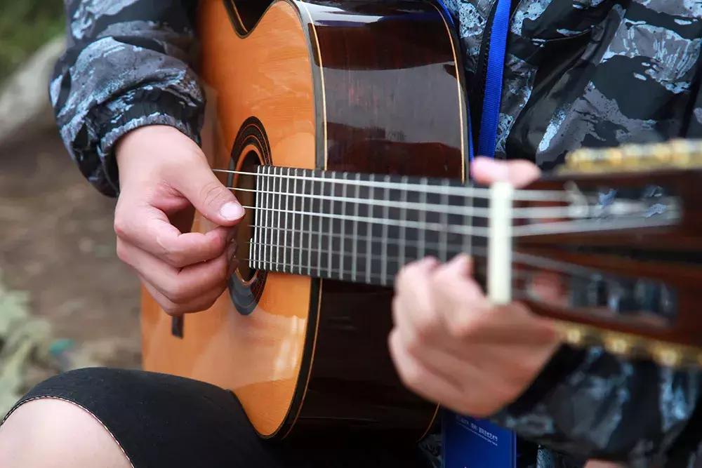 在海拔3511米的秦岭之巅,百名吉他选手为游客送上了一场视听盛宴