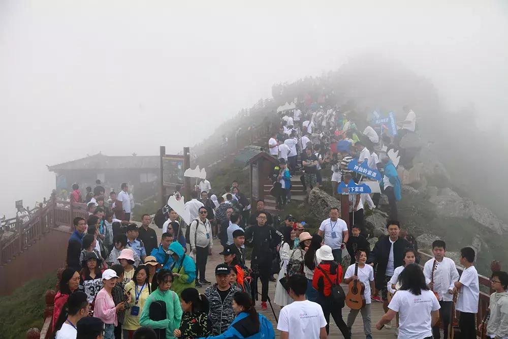 在海拔3511米的秦岭之巅,百名吉他选手为游客送上了一场视听盛宴