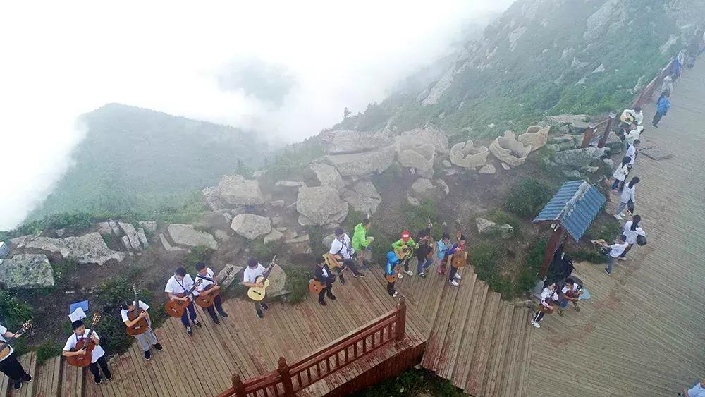 在海拔3511米的秦岭之巅,百名吉他选手为游客送上了一场视听盛宴