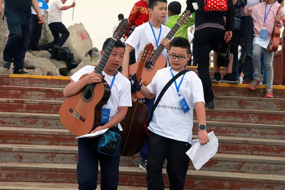 在海拔3511米的秦岭之巅,百名吉他选手为游客送上了一场视听盛宴