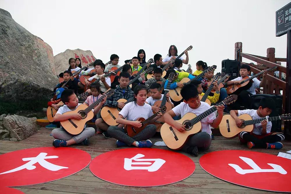在海拔3511米的秦岭之巅,百名吉他选手为游客送上了一场视听盛宴