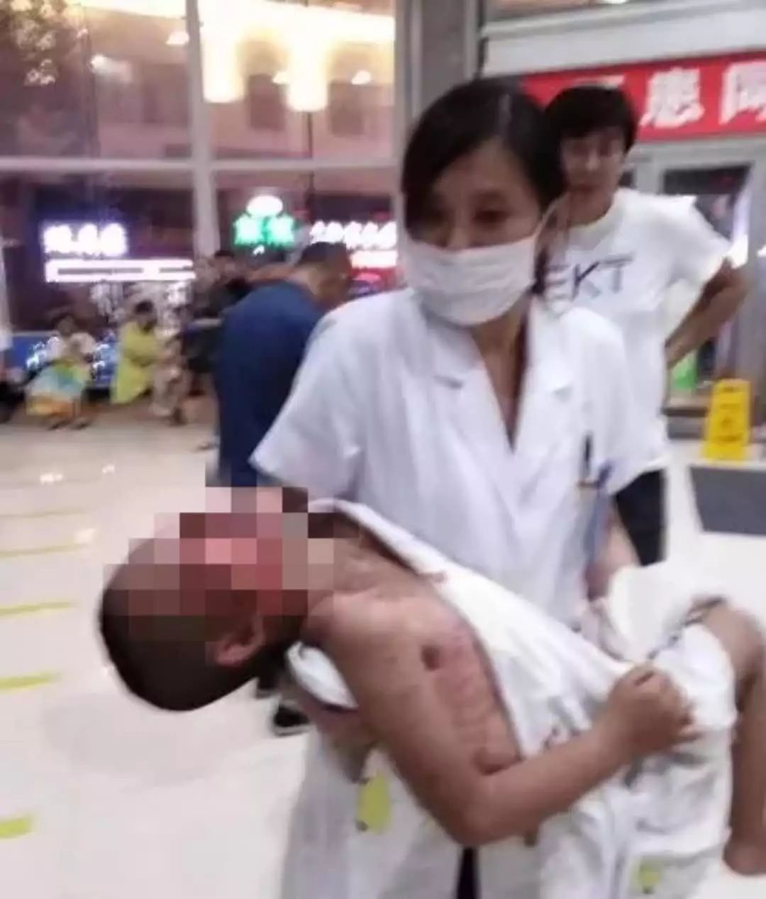 面对满脸血污、全身溃烂的孩子，哈尔滨女医生一个动作温暖了整个朋友圈