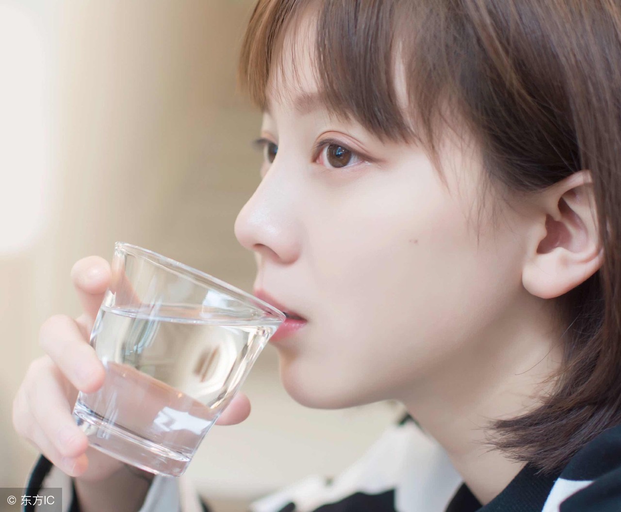 夏天皮肤油油怎么处理,夏天皮肤为什么总是特别干