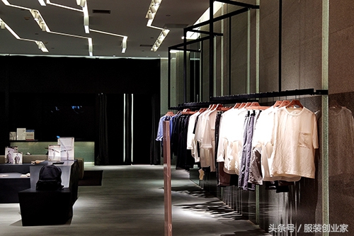 为啥觉得开商店不挣钱,为什么有的服装店不赚钱还开着