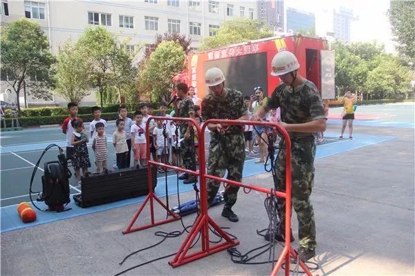 社区携手幼儿园参观消防队,亲子活动参观消防大队