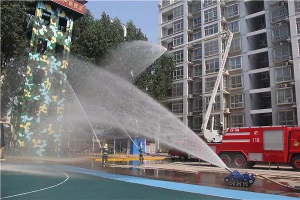 社区携手幼儿园参观消防队,亲子活动参观消防大队