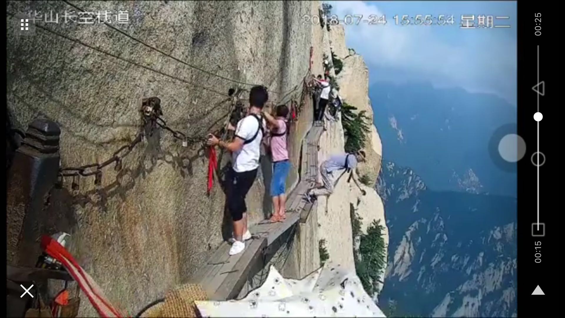 华山栈道一男子解开安全绳,华山长空栈道安全绳救了多少人