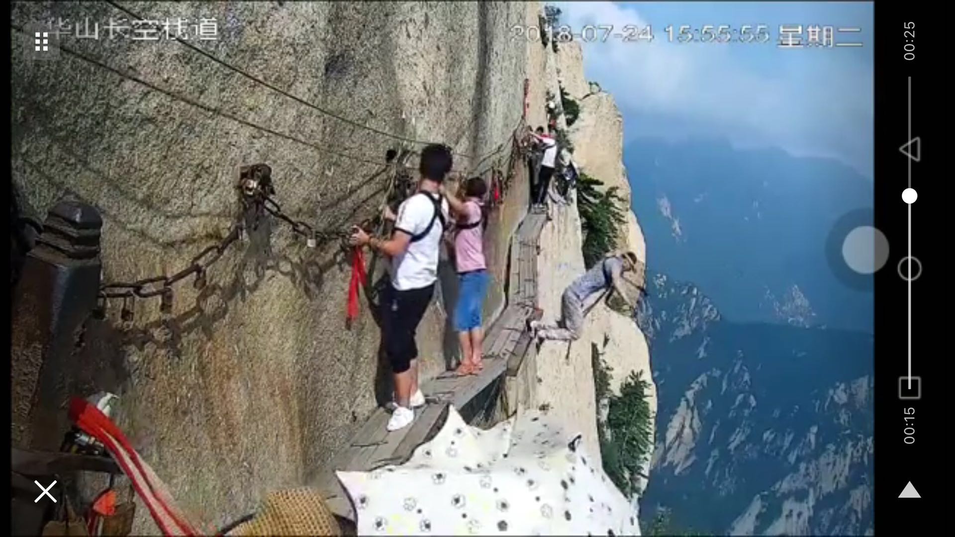 华山栈道一男子解开安全绳,华山长空栈道安全绳救了多少人