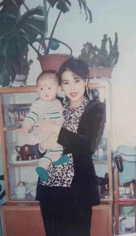 20年前爸爸妈妈的模样,20年前的爸爸妈妈合影照