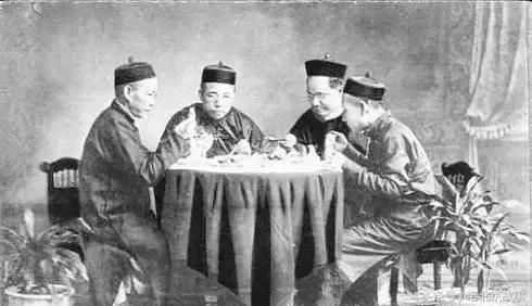 老北京人最讲究饭桌上的规矩,老北京饭桌上的规矩