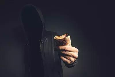 投注中奖后显示的百万余额，竟是*子骗**在后台手工输入的数字……