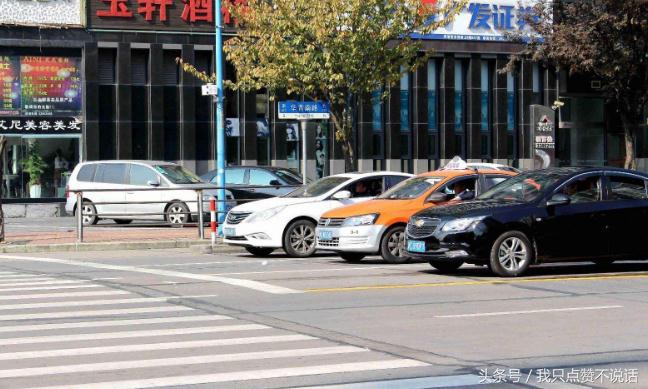 开车遇到红灯要怎么办,开车遇到红灯怎么换挡