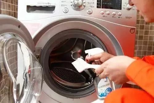 洗衣机里放多了清洁液全是泡泡,洗衣机里放点盐