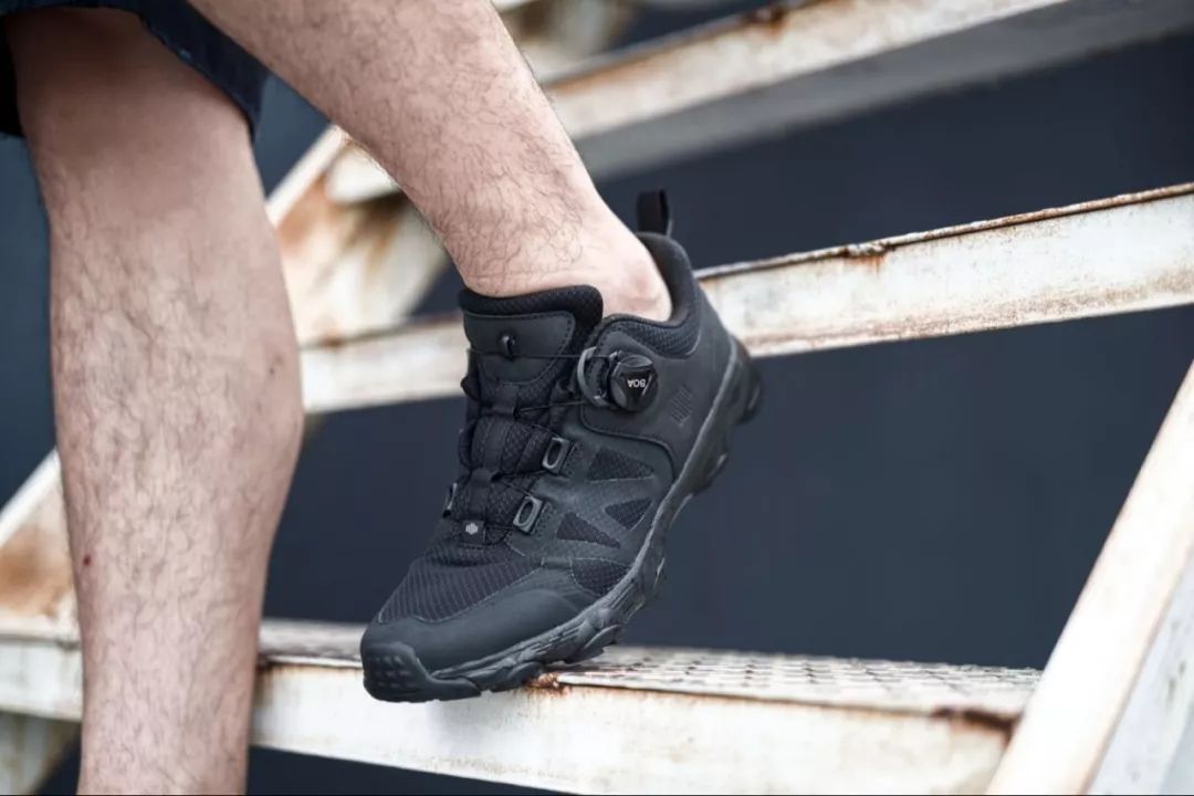 不用系鞋带的大体重跑鞋,拉后跟就能系鞋带的跑鞋