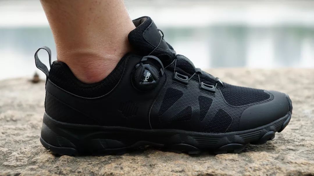 不用系鞋带的大体重跑鞋,拉后跟就能系鞋带的跑鞋