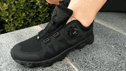 不用系鞋带的大体重跑鞋,拉后跟就能系鞋带的跑鞋