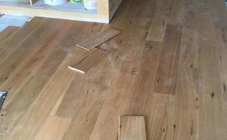 木地板铺贴质量通病,800*800地砖师傅说有问题贴不平