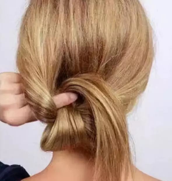 简单易上手的低发髻盘发造型教程,最简单优雅发髻的盘法